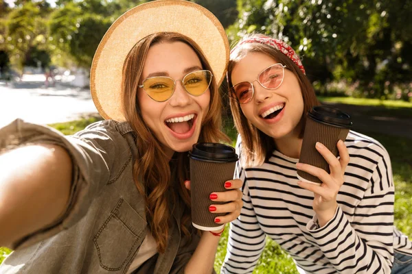 Dos Amigas Jóvenes Felices Divirtiéndose Parque Tomando Una Selfie Sosteniendo —  Fotos de Stock