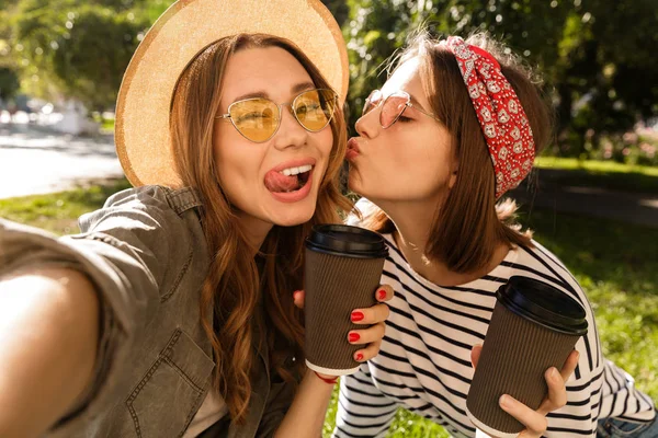 Dva Přátelé Veselé Mladé Dívky Baví Parku Přičemž Selfie Drží — Stock fotografie