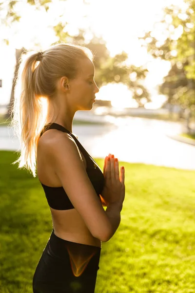 Gyönyörű Young Fotó Koncentrált Szabadban Park Meditálni Szőke Sport — Stock Fotó