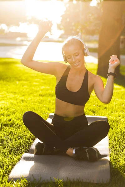 Foto Vackra Unga Blonda Sport Kvinna Park Utomhus Musik Med — Stockfoto