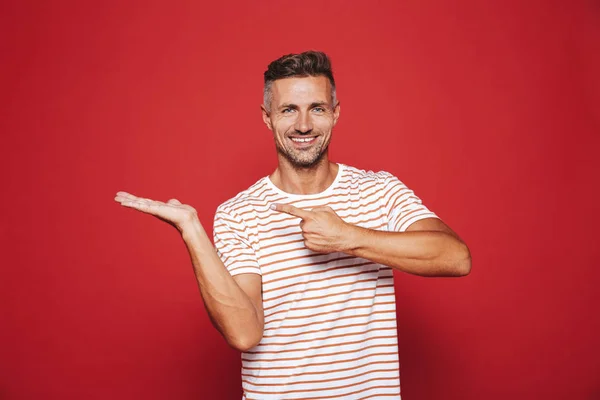 Çizgili Tişört Işaret Parmakları Boşaltmak Izole Kırmızı Arka Plan Üzerinde — Stok fotoğraf