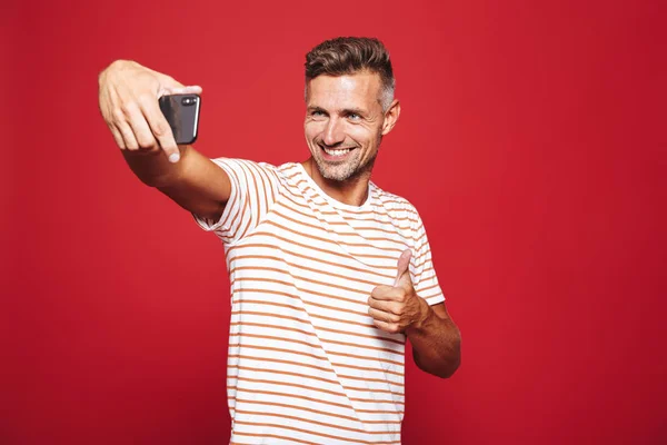 Portrait Happy Man Standing Red Background Taking Selfie — Stock Photo, Image