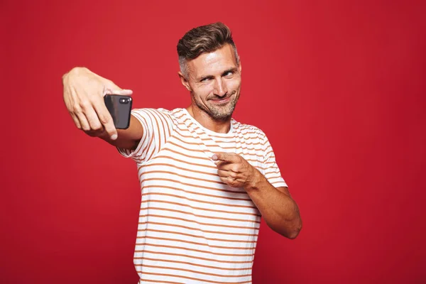 Portrait Confident Man Standing Red Background Taking Selfie — Stock Photo, Image