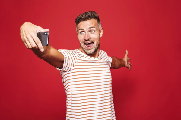 Porträtt Upphetsad Man Står Över Röd Bakgrund Selfie — Stockfoto