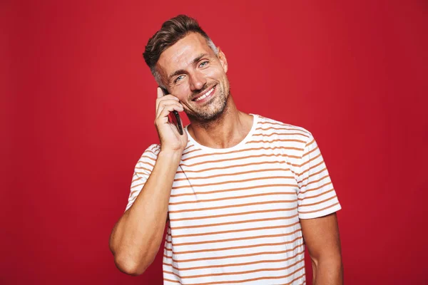 Retrato Hombre Encantador Pie Sobre Fondo Rojo Hablando Por Teléfono — Foto de Stock