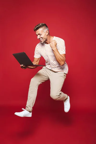 Volle Lengte Foto Voor Positieve Guy Gestreept Shirt Glimlachend Houden — Stockfoto