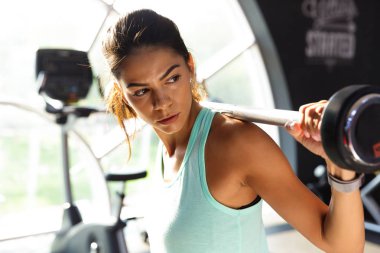 Halter ve uzak seyir spor salonunda egzersiz yaparak spor kadın konsantre