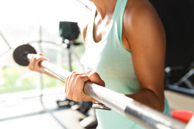 Halter salonunda ile egzersiz yaparak güzel spor kadının kırpılmış görüntü