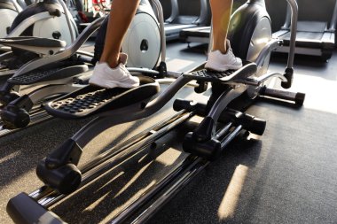 Spor salonunda crossfit egzersiz yaparak genç spor kadının kırpılmış görüntü