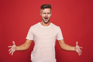 Beyaz adam el hareketi ve boyutu ile boşaltmak izole kırmızı arka plan üzerinde gösteren çizgili tişört