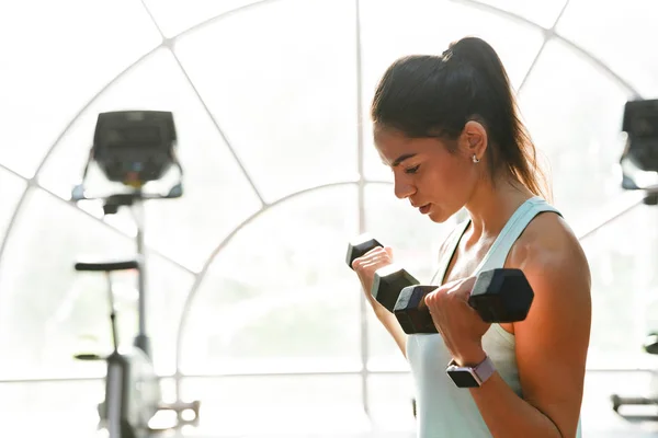 Zijaanzicht Van Rust Sport Vrouw Oefening Met Halters Terwijl Sportschool — Stockfoto