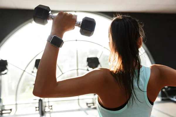 Vista Posterior Mujer Deportes Motivados Haciendo Ejercicio Con Mancuerna Mientras —  Fotos de Stock