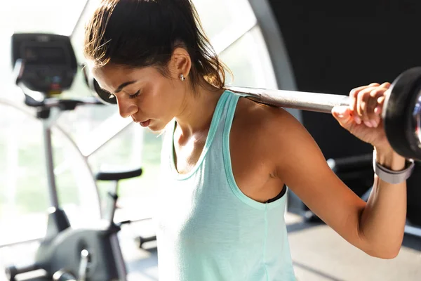 Retrato Deportista Caucásica Chándal Haciendo Ejercicios Con Barra Pesas Mientras — Foto de Stock