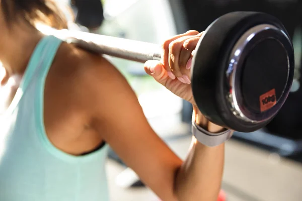 Abgeschnittenes Bild Einer Erstaunlichen Sportlerin Bei Übungen Mit Der Langhantel — Stockfoto