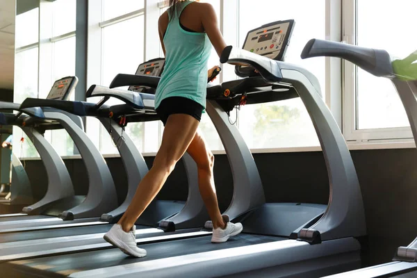 Imagen Recortada Del Entrenamiento Mujer Deportiva Cinta Cerca Ventana Gimnasio — Foto de Stock