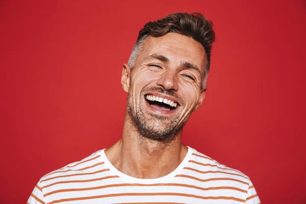 Όμορφος Άντρας Γένια Ριγέ Μπλουζάκι Γελάει Στην Κάμερα Που Απομονώνονται — Φωτογραφία Αρχείου