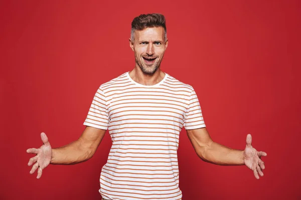 Caucasian Man Striped Shirt Gesturing Demonstrating Size Copyspace Isolated Red — Stock Photo, Image