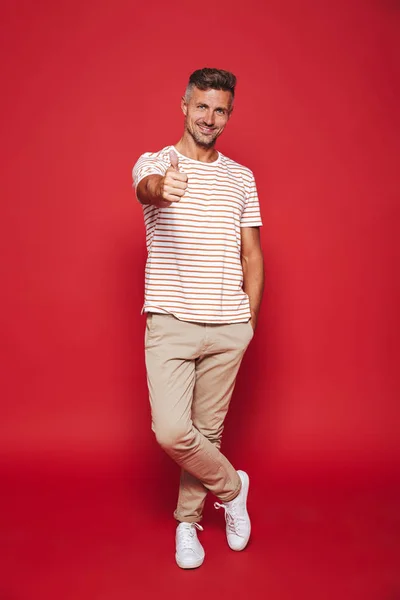 Foto Cuerpo Entero Hombre Atractivo Con Una Camiseta Rayas Sonriendo — Foto de Stock