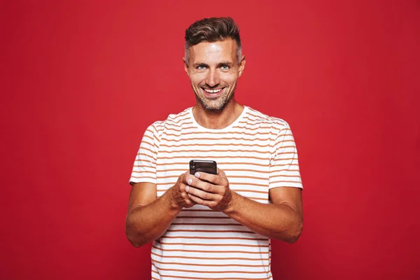 Afbeelding Van Vrolijke Man Gestreept Shirt Glimlachend Houden Van Mobiele — Stockfoto