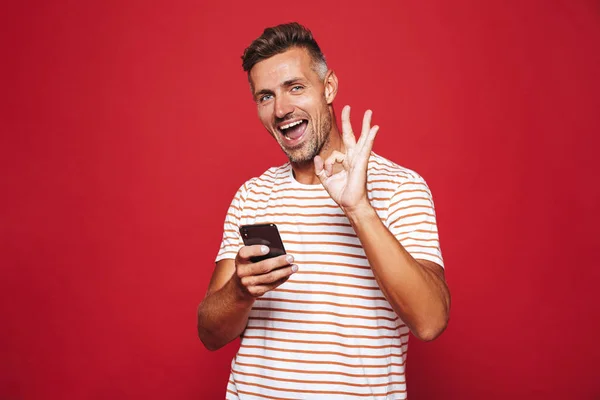 Bilden Orakad Man Randig Shirt Leende Och Hålla Smartphone Isolerade — Stockfoto