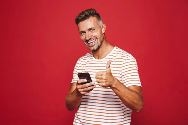 Caucásico Hombre 30S Rayas Camiseta Sonriendo Sosteniendo Teléfono Móvil Aislado — Foto de Stock