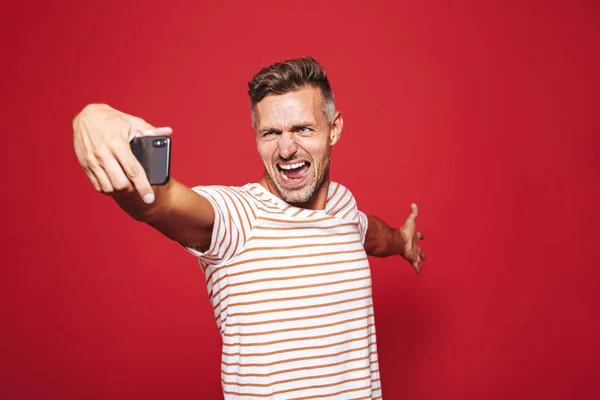 Retrato Hombre Alegre Pie Sobre Fondo Rojo Tomando Una Selfie — Foto de Stock