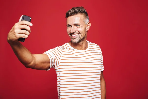 Retrato Hombre Guapo Pie Sobre Fondo Rojo Tomando Una Selfie — Foto de Stock