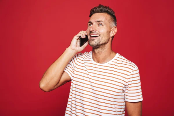 Retrato Hombre Feliz Pie Sobre Fondo Rojo Hablando Por Teléfono — Foto de Stock