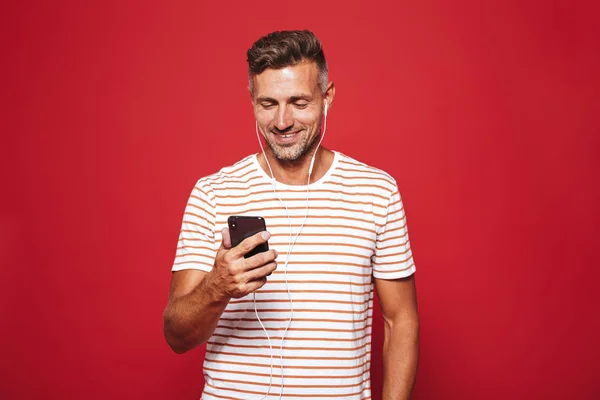 Retrato Hombre Encantado Pie Sobre Fondo Rojo Escuchando Música Con — Foto de Stock