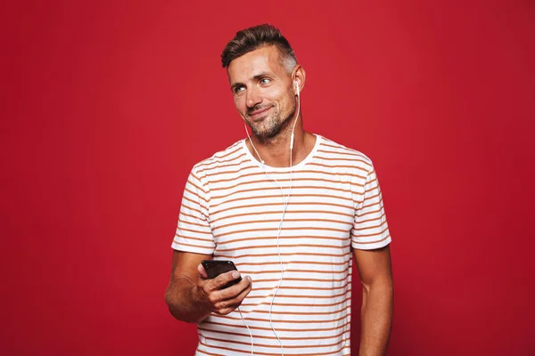 Retrato Hombre Feliz Pie Sobre Fondo Rojo Escuchando Música Con — Foto de Stock