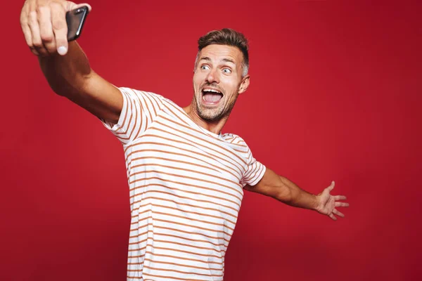 Retrato Hombre Excitado Pie Sobre Fondo Rojo Tomando Una Selfie — Foto de Stock