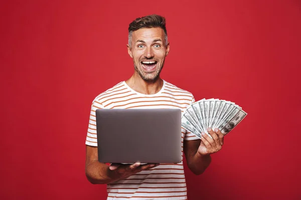Imagem Homem Animado Shirt Listrada Sorrindo Enquanto Segurava Notas Dinheiro — Fotografia de Stock