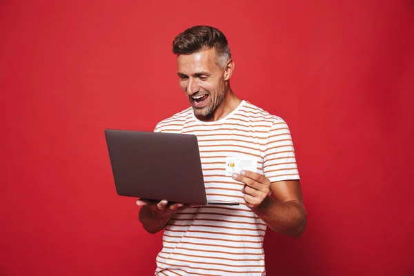 Imagem Homem Sucesso Shirt Listrada Sorrindo Enquanto Segurando Cartão Crédito — Fotografia de Stock