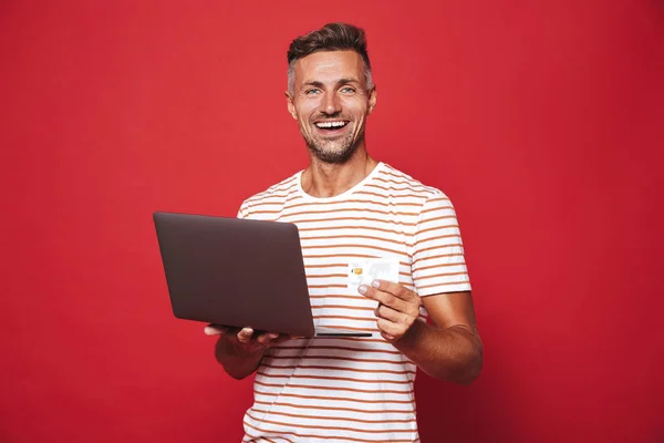 Imagem Homem Morena Camiseta Listrada Sorrindo Enquanto Segurava Cartão Crédito — Fotografia de Stock