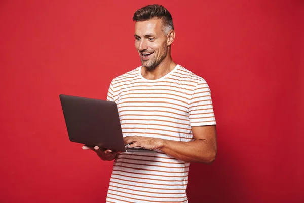 Imagem Homem Feliz Shirt Listrada Sorrindo Enquanto Segurando Usando Laptop — Fotografia de Stock