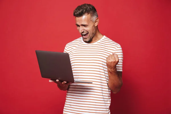 Obraz Człowieka Podekscytowany 30S Shirt Paski Uśmiechając Się Trzymając Szary — Zdjęcie stockowe
