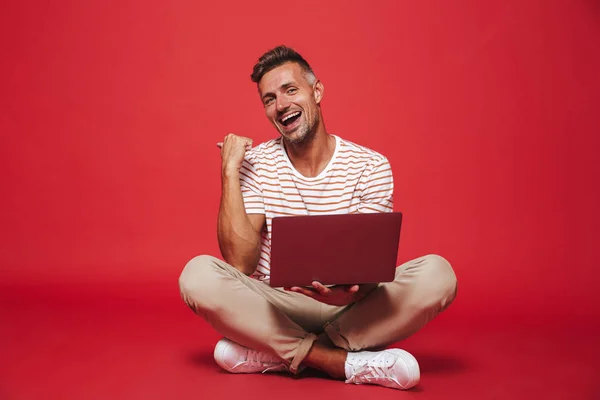 Imagen Hombre Guapo Años Con Una Camiseta Rayas Sonriendo Usando —  Fotos de Stock