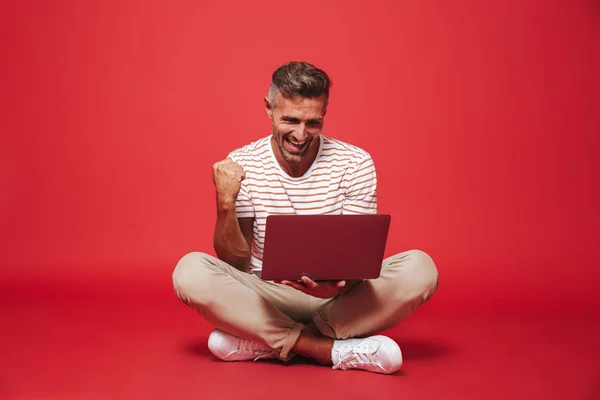Imagem Homem Bonito Anos Shirt Listrada Sorrindo Usando Laptop Cinza — Fotografia de Stock
