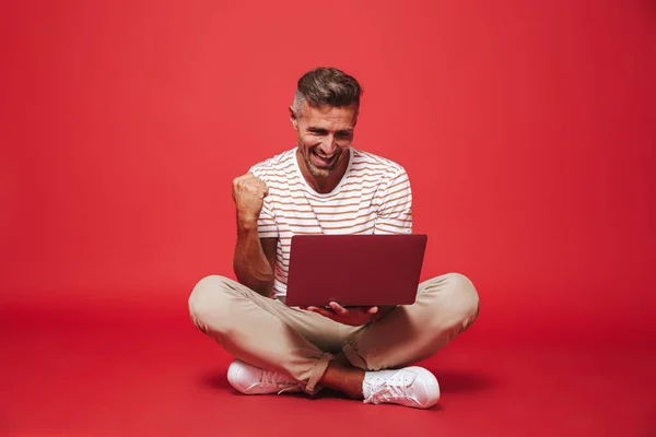 Imagen Hombre Guapo Años Con Una Camiseta Rayas Sonriendo Usando —  Fotos de Stock