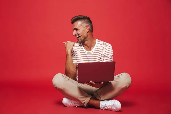 Imagen Joven Años Camiseta Rayas Mirando Lado Utilizando Ordenador Portátil —  Fotos de Stock