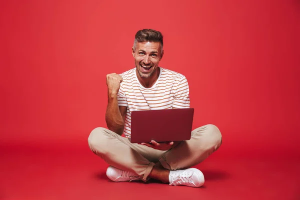 Imagem Homem Positivo Anos Shirt Listrada Sorrindo Usando Laptop Cinza — Fotografia de Stock