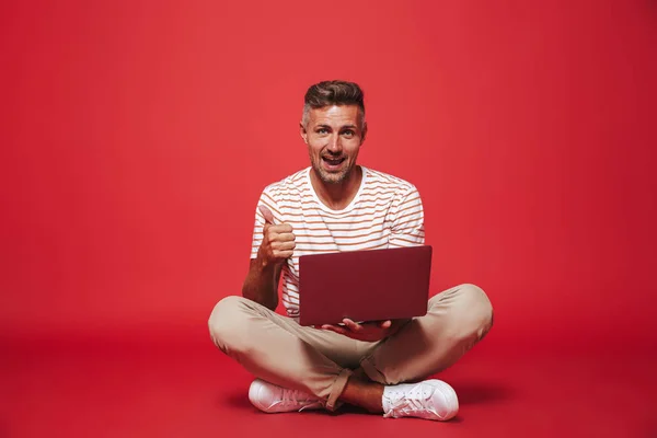 Imagem Homem Adulto Anos Shirt Listrada Sorrindo Usando Laptop Cinza — Fotografia de Stock