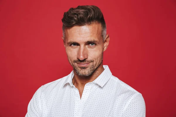 Retrato Hombre Joven Sin Afeitar 30S Camisa Blanca Mirando Cámara —  Fotos de Stock