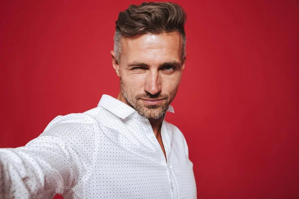 Aantrekkelijke Bebaarde Man 30S Wit Overhemd Selfie Foto Geïsoleerd Rode — Stockfoto