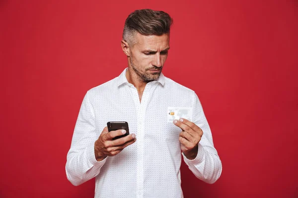 Foto Europeiska Mannen Vit Skjorta Holding Kreditkort Och Smartphone Isolerade — Stockfoto