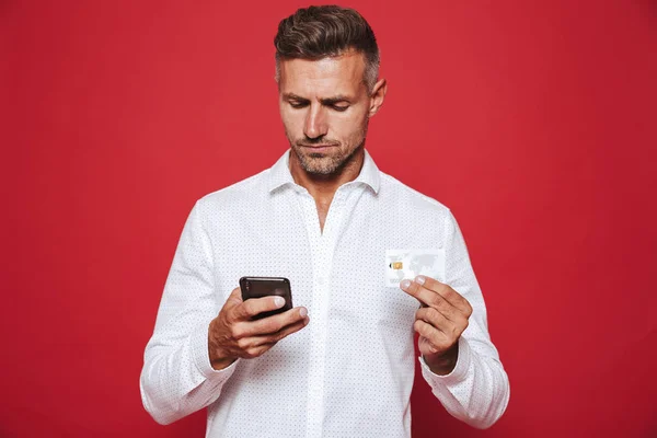 Foto Hombre Adulto Camisa Blanca Con Tarjeta Crédito Teléfono Inteligente — Foto de Stock