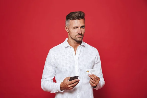 Photo Homme Succès Chemise Blanche Tenant Carte Crédit Smartphone Isolé — Photo