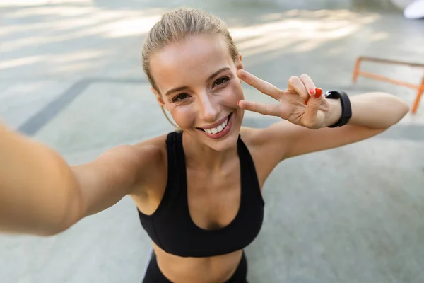 Bild Glada Unga Fitness Kvinna Park Göra Selfie Kamera Visar — Stockfoto