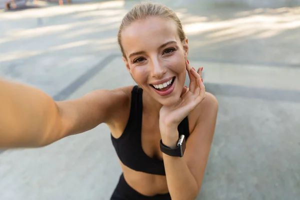 Imagen Joven Mujer Fitness Feliz Parque Hacer Selfie Por Cámara — Foto de Stock