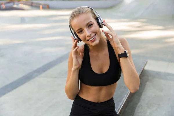 Obraz Žena Šťastná Mladá Fitness Parku Poslech Hudby Sluchátky — Stock fotografie